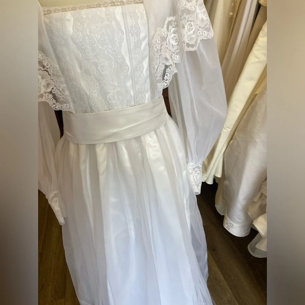 Vintage Wedding Dress - Picture 5 of 12